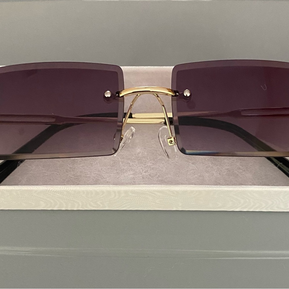 Beautiful sunglasses 🕶️ - Picture 1 of 1